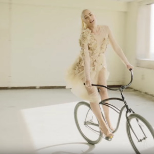 Gwen Stefani dans le clip de son nouveau single Misery, extrait de son album This Is What The Truth Feels Like. Image extraite d'une vidéo publiée sur Youtube, le 31 mai 2016.