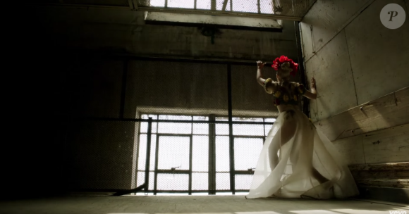 Gwen Stefani mise sur la transparence dans le clip de son nouveau single Misery, extrait de son album This Is What The Truth Feels Like. Image extraite d'une vidéo publiée sur Youtube, le 31 mai 2016.