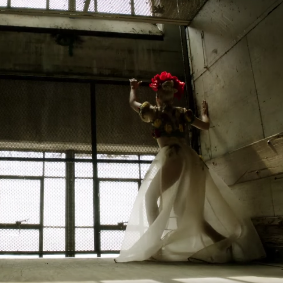 Gwen Stefani mise sur la transparence dans le clip de son nouveau single Misery, extrait de son album This Is What The Truth Feels Like. Image extraite d'une vidéo publiée sur Youtube, le 31 mai 2016.