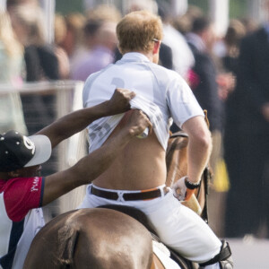 Le prince Harry soigné pendant son match à l'Audi Polo Challenge à Ascot le 28 mai 2016.