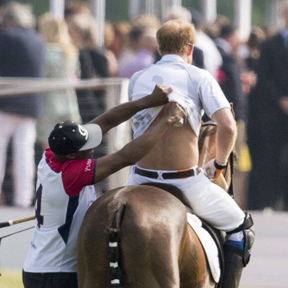 Le prince Harry soigné pendant son match à l'Audi Polo Challenge à Ascot le 28 mai 2016.