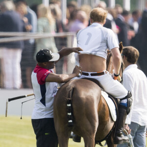 Le prince Harry soigné pendant son match à l'Audi Polo Challenge à Ascot le 28 mai 2016.