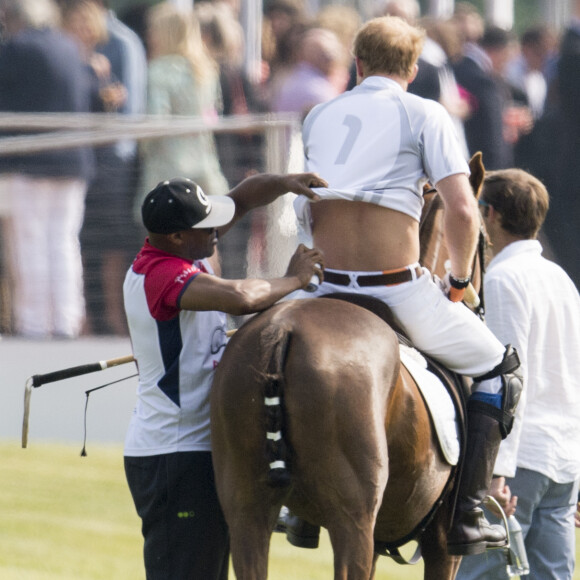 Le prince Harry soigné pendant son match à l'Audi Polo Challenge à Ascot le 28 mai 2016.
