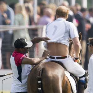 Le prince Harry soigné pendant son match à l'Audi Polo Challenge à Ascot le 28 mai 2016.