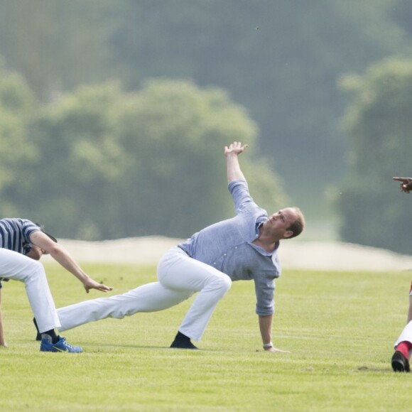 Le prince William en plein échauffement lors de l'Audi Polo Challenge à Ascot le 28 mai 2016, qu'il disputait avec son frère le prince Harry au profit des associations Tusk Trust et Sentebale qu'ils soutiennent.