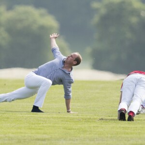 Le prince William en plein échauffement lors de l'Audi Polo Challenge à Ascot le 28 mai 2016, qu'il disputait avec son frère le prince Harry au profit des associations Tusk Trust et Sentebale qu'ils soutiennent.