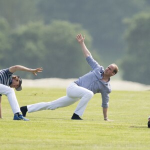 Le prince William en plein échauffement lors de l'Audi Polo Challenge à Ascot le 28 mai 2016, qu'il disputait avec son frère le prince Harry au profit des associations Tusk Trust et Sentebale qu'ils soutiennent.