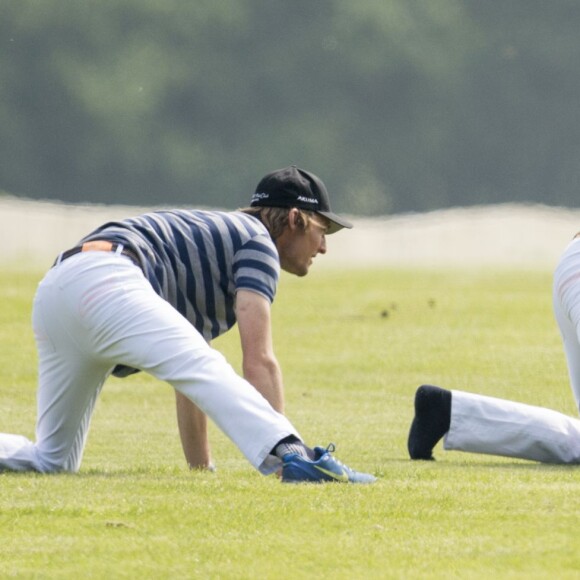 Le prince William en plein échauffement lors de l'Audi Polo Challenge à Ascot le 28 mai 2016, qu'il disputait avec son frère le prince Harry au profit des associations Tusk Trust et Sentebale qu'ils soutiennent.