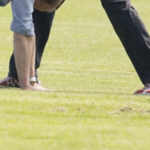 Le prince William en plein échauffement lors de l'Audi Polo Challenge à Ascot le 28 mai 2016, qu'il disputait avec son frère le prince Harry au profit des associations Tusk Trust et Sentebale qu'ils soutiennent.