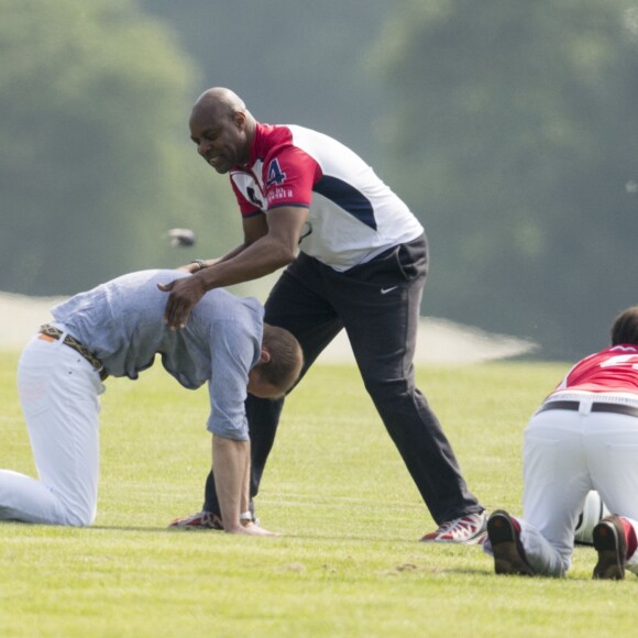 Le prince William en plein échauffement lors de l'Audi Polo Challenge à Ascot le 28 mai 2016, qu'il disputait avec son frère le prince Harry au profit des associations Tusk Trust et Sentebale qu'ils soutiennent.