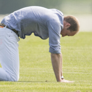 Le prince William en plein échauffement lors de l'Audi Polo Challenge à Ascot le 28 mai 2016, qu'il disputait avec son frère le prince Harry au profit des associations Tusk Trust et Sentebale qu'ils soutiennent.