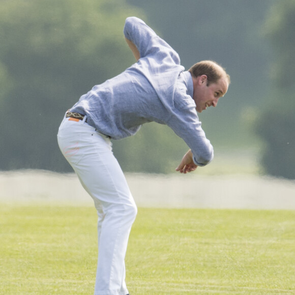 Le prince William en plein échauffement lors de l'Audi Polo Challenge à Ascot le 28 mai 2016, qu'il disputait avec son frère le prince Harry au profit des associations Tusk Trust et Sentebale qu'ils soutiennent.