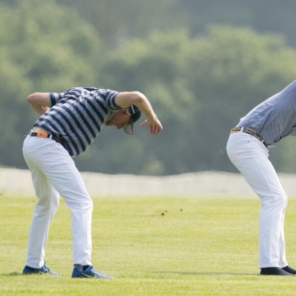 Le prince William en plein échauffement lors de l'Audi Polo Challenge à Ascot le 28 mai 2016, qu'il disputait avec son frère le prince Harry au profit des associations Tusk Trust et Sentebale qu'ils soutiennent.