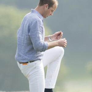 Le prince William en plein échauffement lors de l'Audi Polo Challenge à Ascot le 28 mai 2016, qu'il disputait avec son frère le prince Harry au profit des associations Tusk Trust et Sentebale qu'ils soutiennent.