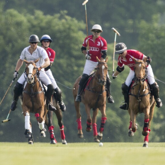 Le prince Harry lors de l'Audi Polo Challenge à Ascot le 28 mai 2016, qu'il disputait avec son frère le prince William au profit des associations Tusk Trust et Sentebale qu'ils soutiennent.