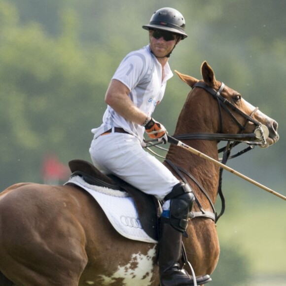 Le prince Harry lors de l'Audi Polo Challenge à Ascot le 28 mai 2016, qu'il disputait avec son frère le prince William au profit des associations Tusk Trust et Sentebale qu'ils soutiennent.