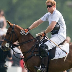 Le prince Harry lors de l'Audi Polo Challenge à Ascot le 28 mai 2016, qu'il disputait avec son frère le prince William au profit des associations Tusk Trust et Sentebale qu'ils soutiennent.