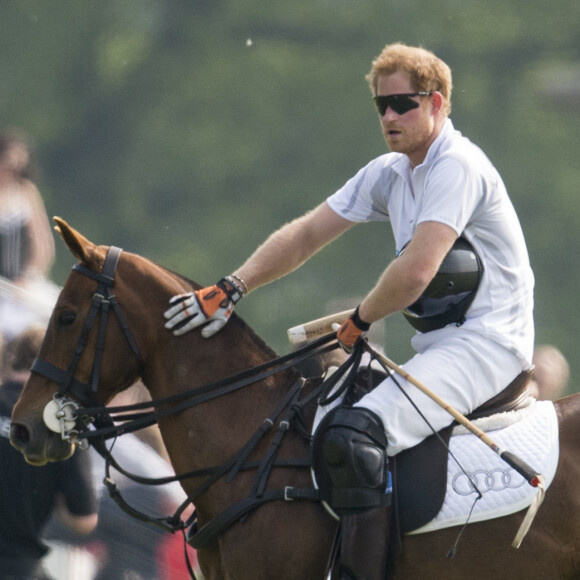 Le prince Harry lors de l'Audi Polo Challenge à Ascot le 28 mai 2016, qu'il disputait avec son frère le prince William au profit des associations Tusk Trust et Sentebale qu'ils soutiennent.