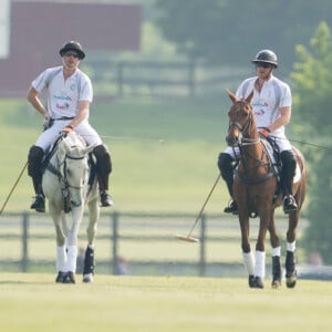 Le prince William et le prince Harry ont disputé l'Audi Polo Challenge à Ascot le 28 mai 2016, au profit des associations Tusk Trust et Sentebale qu'ils soutiennent.