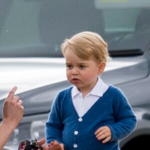 Kate Middleton avec le prince George de Cambridge lors d'un match de polo disputé par le prince William au Beaufort Polo Club de Tetbury le 14 juin 2015.