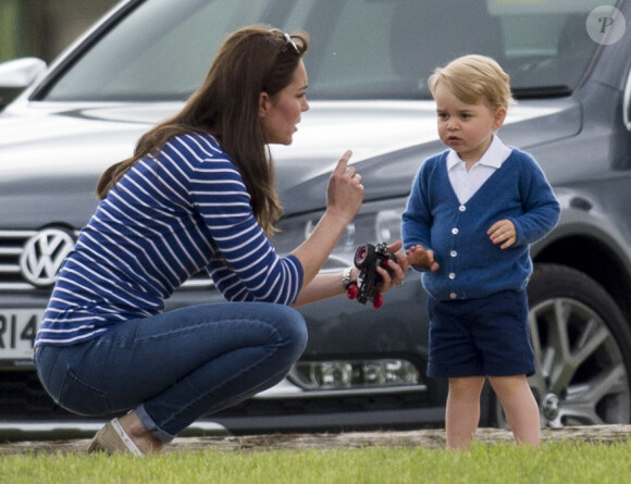 Kate Middleton avec le prince George de Cambridge lors d'un match de polo disputé par le prince William au Beaufort Polo Club de Tetbury le 14 juin 2015.