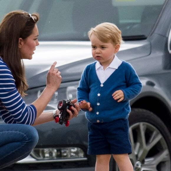 Kate Middleton avec le prince George de Cambridge lors d'un match de polo disputé par le prince William au Beaufort Polo Club de Tetbury le 14 juin 2015.