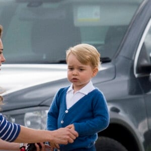 Kate Middleton avec le prince George de Cambridge lors d'un match de polo disputé par le prince William au Beaufort Polo Club de Tetbury le 14 juin 2015.