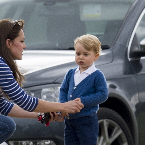 Kate Middleton avec le prince George de Cambridge lors d'un match de polo disputé par le prince William au Beaufort Polo Club de Tetbury le 14 juin 2015.
