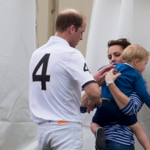 Kate Middleton avec le prince George de Cambridge lors d'un match de polo disputé par le prince William au Beaufort Polo Club de Tetbury le 14 juin 2015.