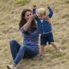 Kate Middleton avec le prince George de Cambridge lors d'un match de polo disputé par le prince William au Beaufort Polo Club de Tetbury le 14 juin 2015.
