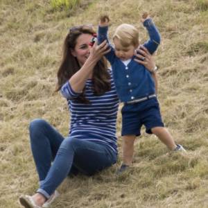 Kate Middleton avec le prince George de Cambridge lors d'un match de polo disputé par le prince William au Beaufort Polo Club de Tetbury le 14 juin 2015.