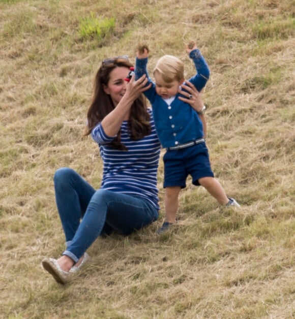 Kate Middleton avec le prince George de Cambridge lors d'un match de polo disputé par le prince William au Beaufort Polo Club de Tetbury le 14 juin 2015.