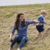 Kate Middleton avec le prince George de Cambridge lors d'un match de polo disputé par le prince William au Beaufort Polo Club de Tetbury le 14 juin 2015.