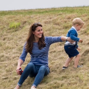 Kate Middleton avec le prince George de Cambridge lors d'un match de polo disputé par le prince William au Beaufort Polo Club de Tetbury le 14 juin 2015.