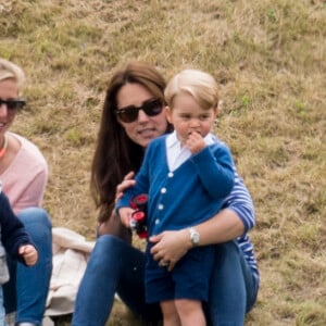 Kate Middleton avec le prince George de Cambridge lors d'un match de polo disputé par le prince William au Beaufort Polo Club de Tetbury le 14 juin 2015.