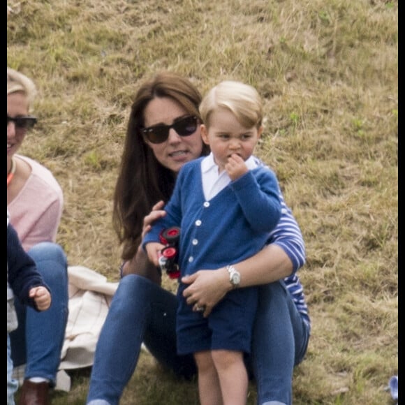 Kate Middleton avec le prince George de Cambridge lors d'un match de polo disputé par le prince William au Beaufort Polo Club de Tetbury le 14 juin 2015.