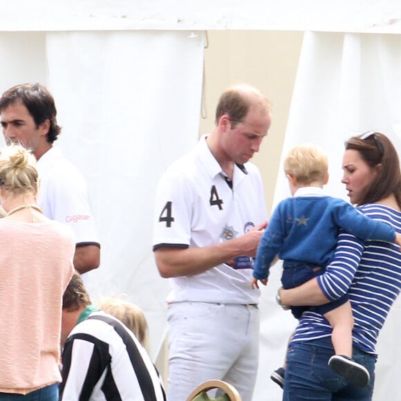 Kate Middleton avec le prince George de Cambridge lors d'un match de polo disputé par le prince William au Beaufort Polo Club de Tetbury le 14 juin 2015.