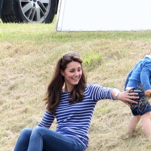 Kate Middleton avec le prince George de Cambridge lors d'un match de polo disputé par le prince William au Beaufort Polo Club de Tetbury le 14 juin 2015.