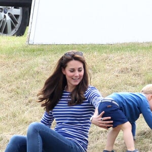 Kate Middleton avec le prince George de Cambridge lors d'un match de polo disputé par le prince William au Beaufort Polo Club de Tetbury le 14 juin 2015.