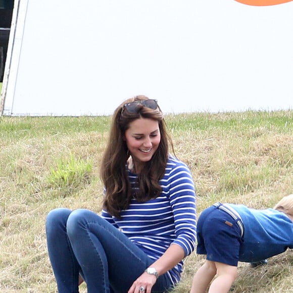 Kate Middleton avec le prince George de Cambridge lors d'un match de polo disputé par le prince William au Beaufort Polo Club de Tetbury le 14 juin 2015.