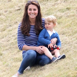 Kate Middleton avec le prince George de Cambridge lors d'un match de polo disputé par le prince William au Beaufort Polo Club de Tetbury le 14 juin 2015.