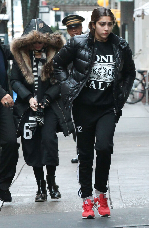 Madonna avec ses enfants Lourdes et Mercy devant un Centre de la Kabbale a New York, le 21 decembre 2013