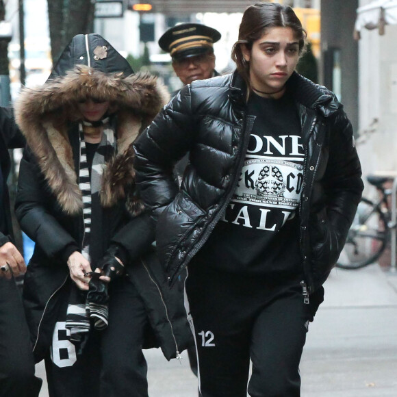 Madonna avec ses enfants Lourdes et Mercy devant un Centre de la Kabbale a New York, le 21 decembre 2013