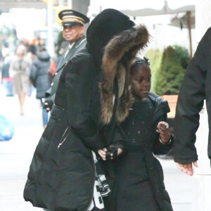 Madonna avec ses enfants Lourdes et Mercy devant un Centre de la Kabbale a New York, le 21 decembre 2013