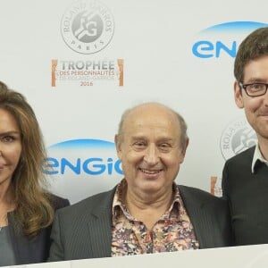 Michel Jonasz, parrain de l'association Innocence en danger, a reçu un don de 2000 euros de la part d'ENGIE lors de la première journée du Trophée des Personnalités de Roland-Garros 2016, mercredi 1er juin 2016.