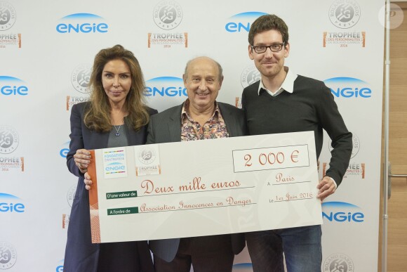 Michel Jonasz, parrain de l'association Innocence en danger, a reçu un don de 2000 euros de la part d'ENGIE lors de la première journée du Trophée des Personnalités de Roland-Garros 2016, mercredi 1er juin 2016.