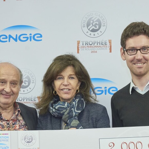 Michel Jonasz recevant un chèque pour Innocence en danger lors de la première journée du Trophée des Personnalités de Roland-Garros 2016, mercredi 1er juin 2016.