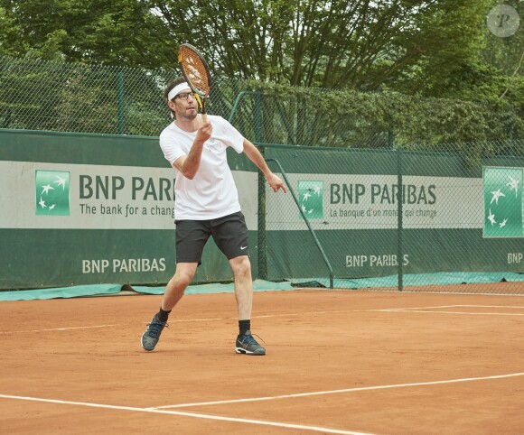 Manu Levy lors de la deuxième journée du Trophée des Personnalités de Roland-Garros 2016, jeudi 2 juin 2016.