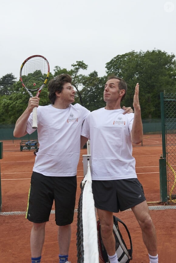 Jean Imbert et Jean-Philippe Doux complices et adversaires lors de la deuxième journée du Trophée des Personnalités de Roland-Garros 2016, jeudi 2 juin 2016.