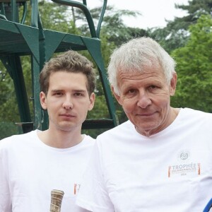 Patrick Poivre d'Arvor et son fils François lors de la troisième et dernière journée du Trophée des Personnalités de Roland-Garros 2016, vendredi 3 juin 2016.